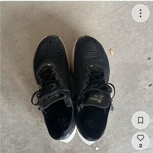 Nike vaporfly size 8 in a black coloraay 
Foam on back has a crack